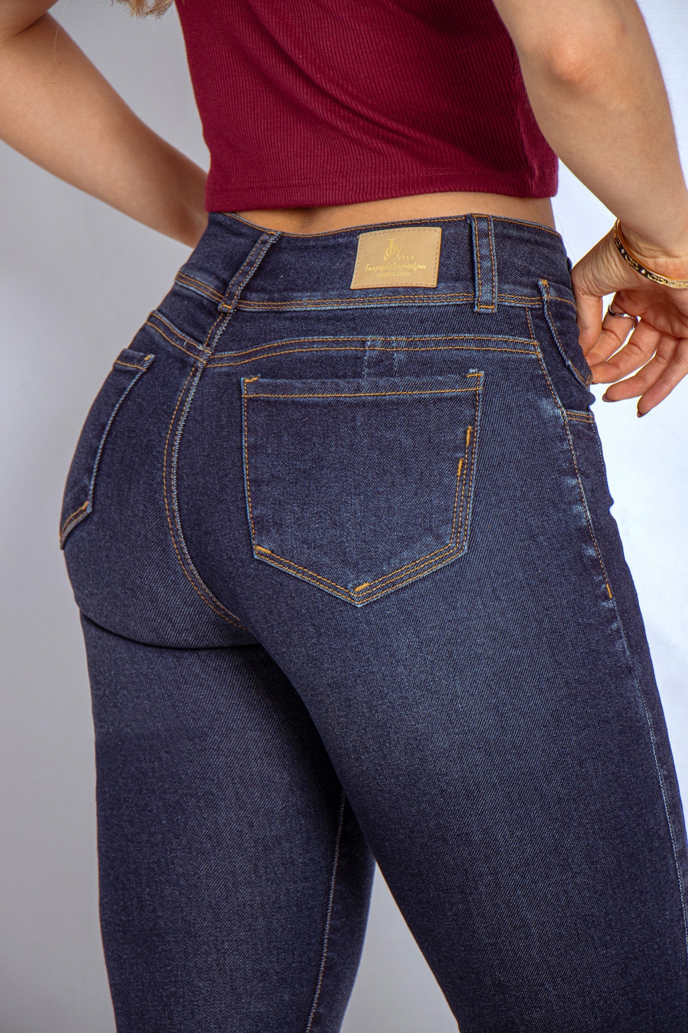 Joy Staz Colombian Jeans Skinny Ajustado Tiro Alto Dos Botones Levanta Cola y Detalle Lateral Inferior 116019 Jeans Colombianos