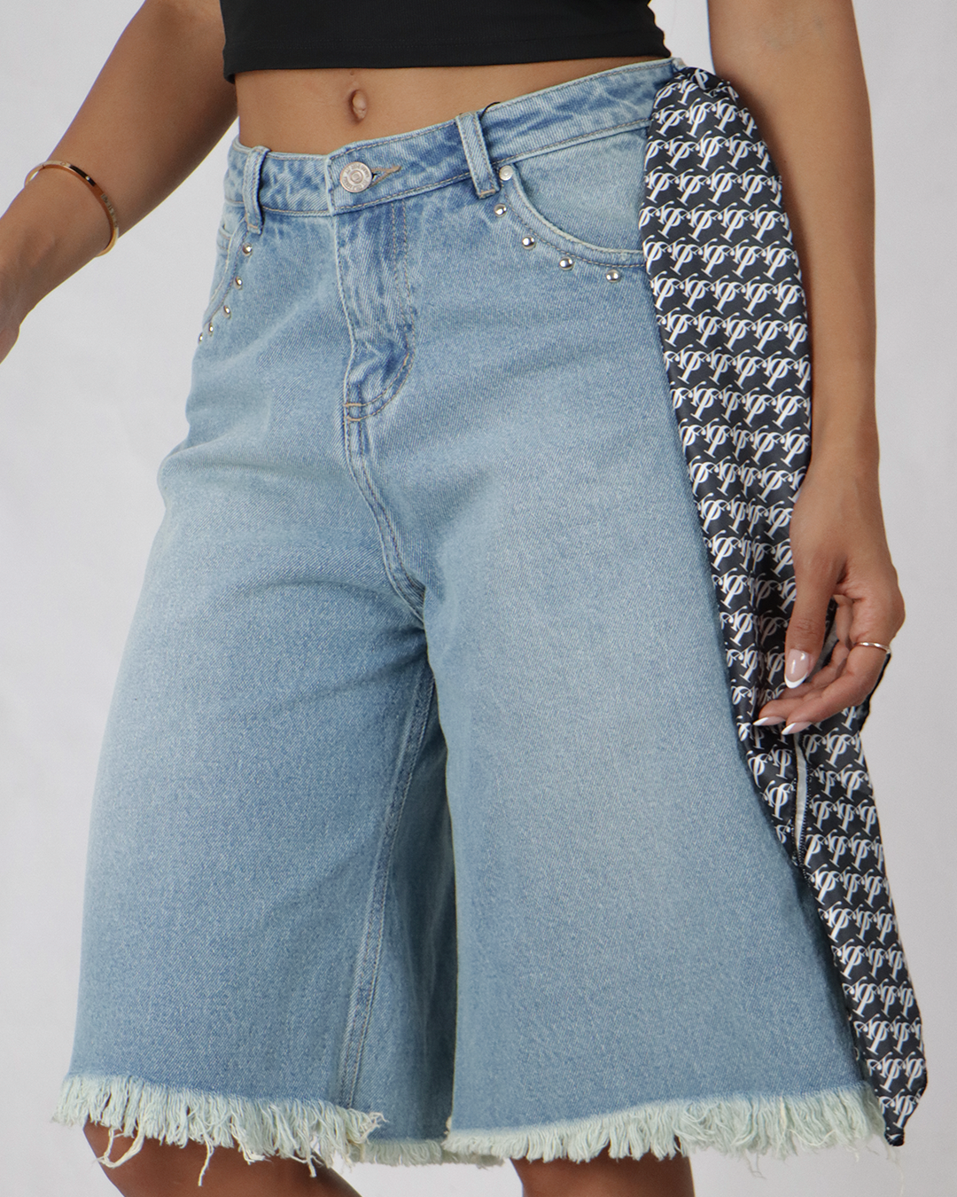 Joy Staz Colombian Jeans Bermuda Shorts with Frayed Hem REF. 715046