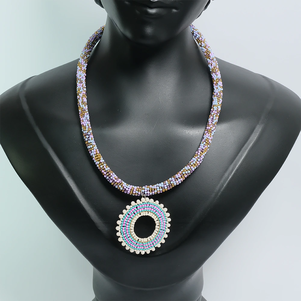 Celestia Aura – Collar Artesanal con Medallon Circular Tejido a Mano C1-01