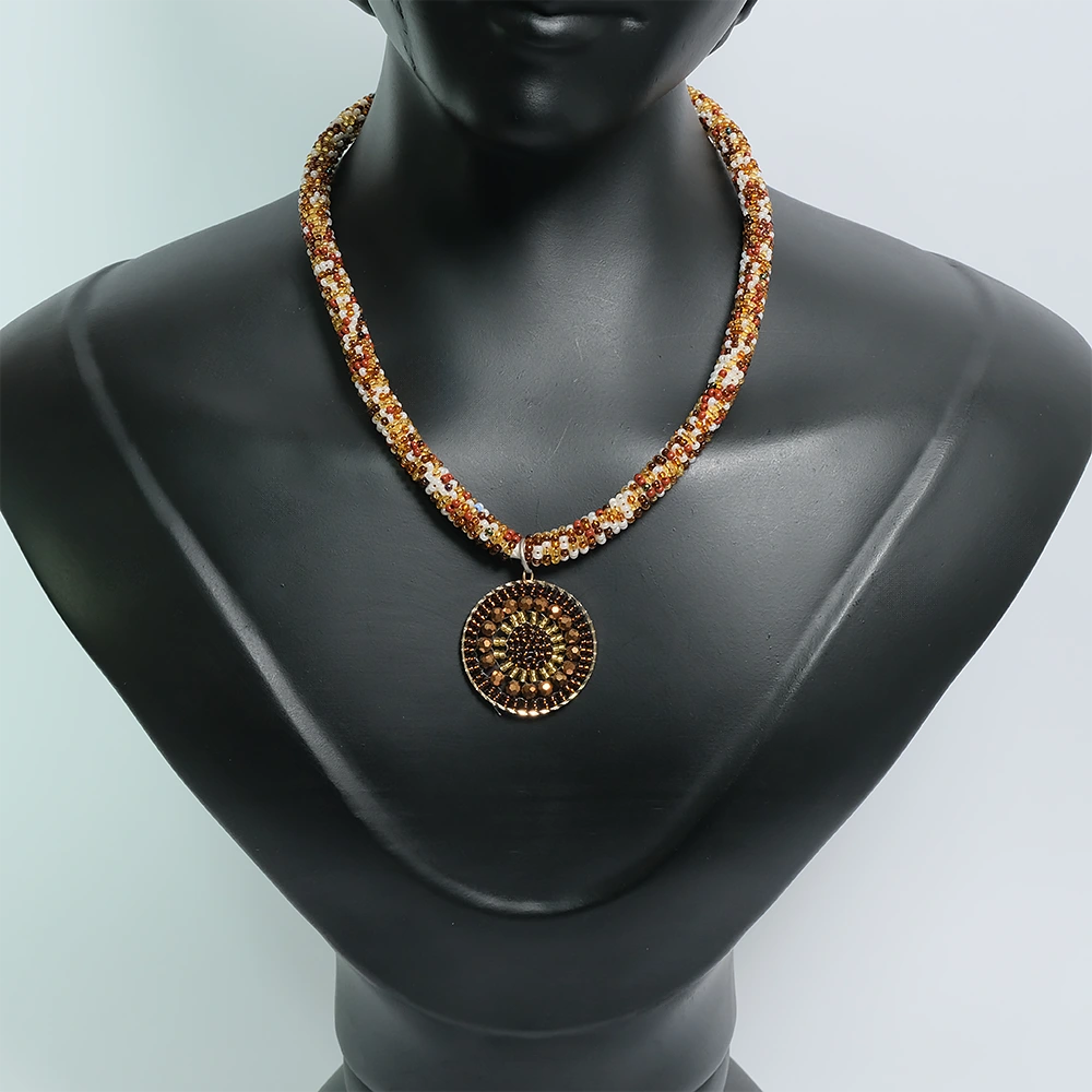 Solaris Ember – Collar Artesanal Tejido con Medallon Circular en Tonos Bronce