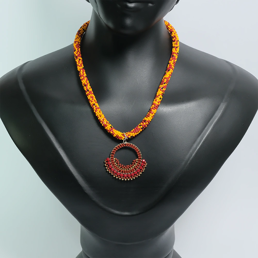 Fire Aura – Collar Artesanal Rojo y Dorado con Medallon Circular C1-03
