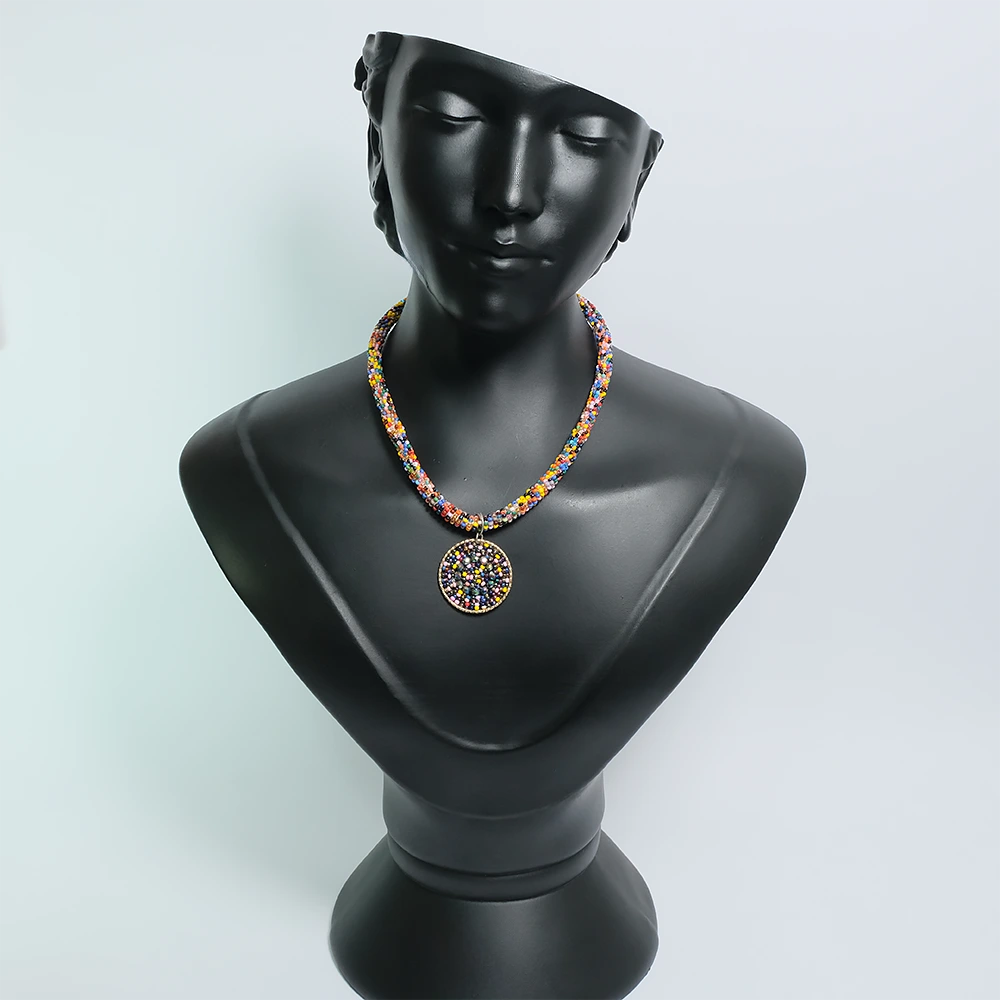 Prism Royale – Collar Artesanal Multicolor con Medallon Circular C1-04