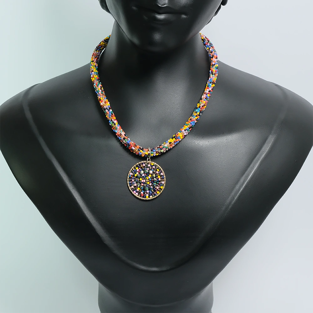 Prism Royale – Collar Artesanal Multicolor con Medallon Circular C1-04