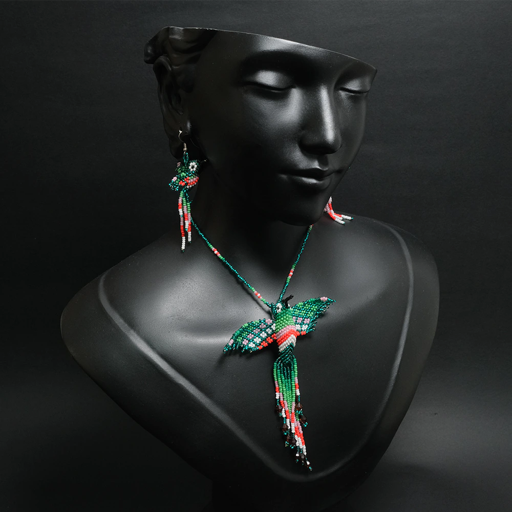 Juego Premium Colibri Esmeralda en Mostacilla Collar y Aretes Artesanales Hecho a Mano C2-02