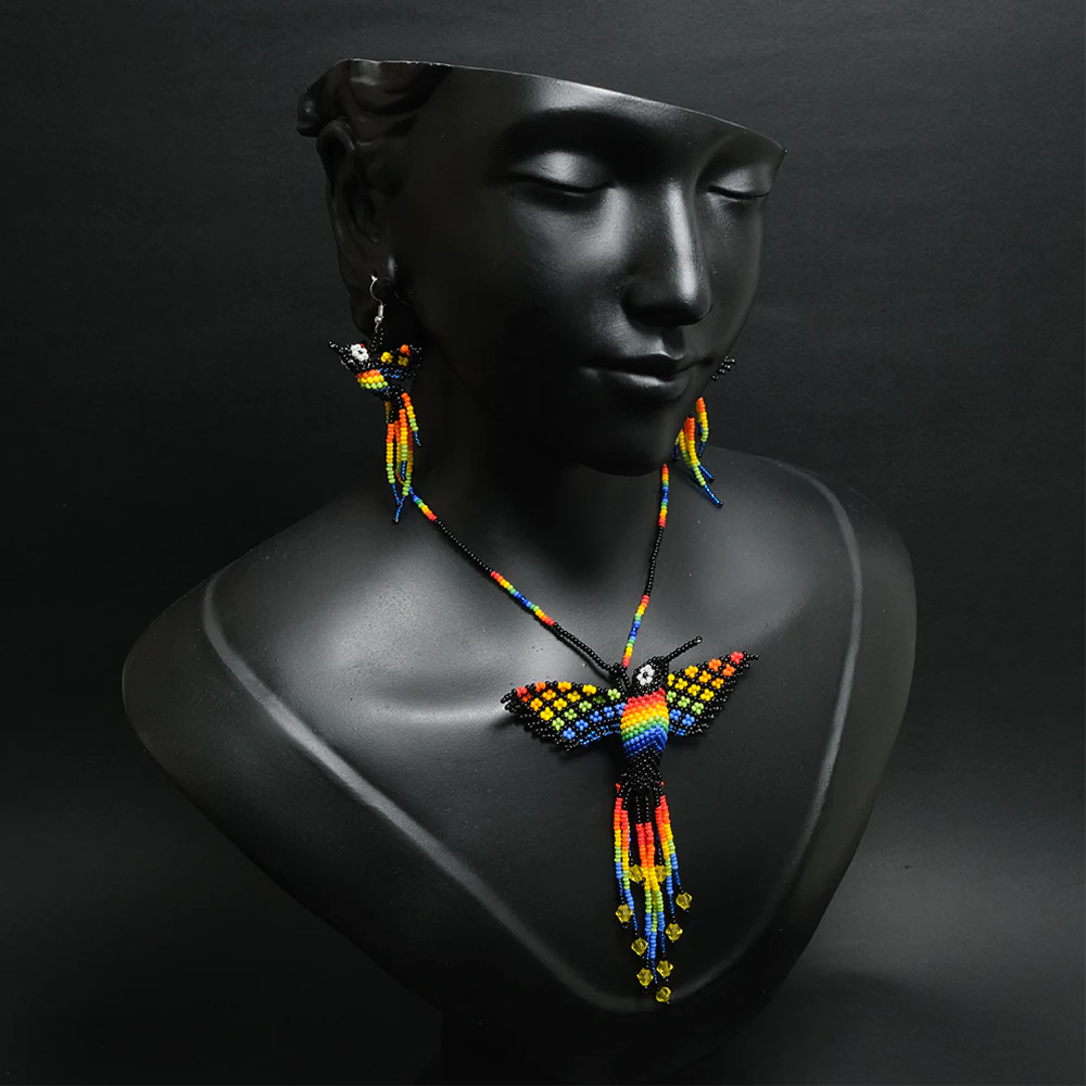 Juego Artesanal Colibri Arcoiris Collar y Aretes en Mostacilla Negra Hecho a Mano C2-10