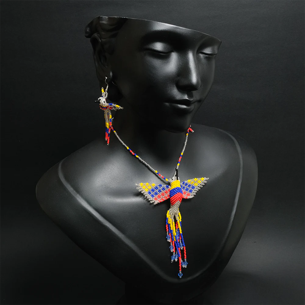 Juego Artesanal Colibri Tricolor Collar y Aretes en Mostacilla Hecho a Mano C2-11