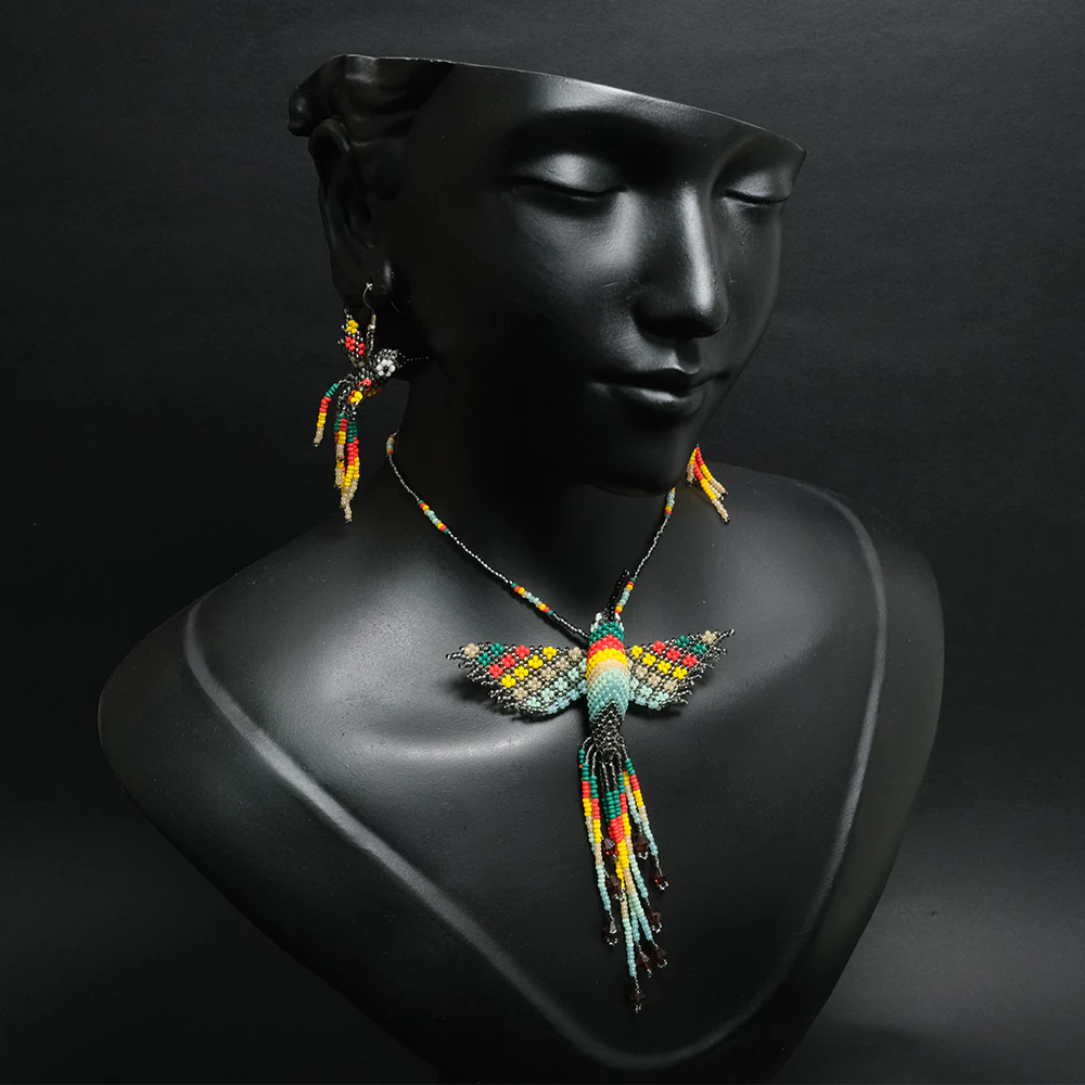 Juego Artesanal Colibri Gris Multicolor Collar y Aretes en Mostacilla C2-13