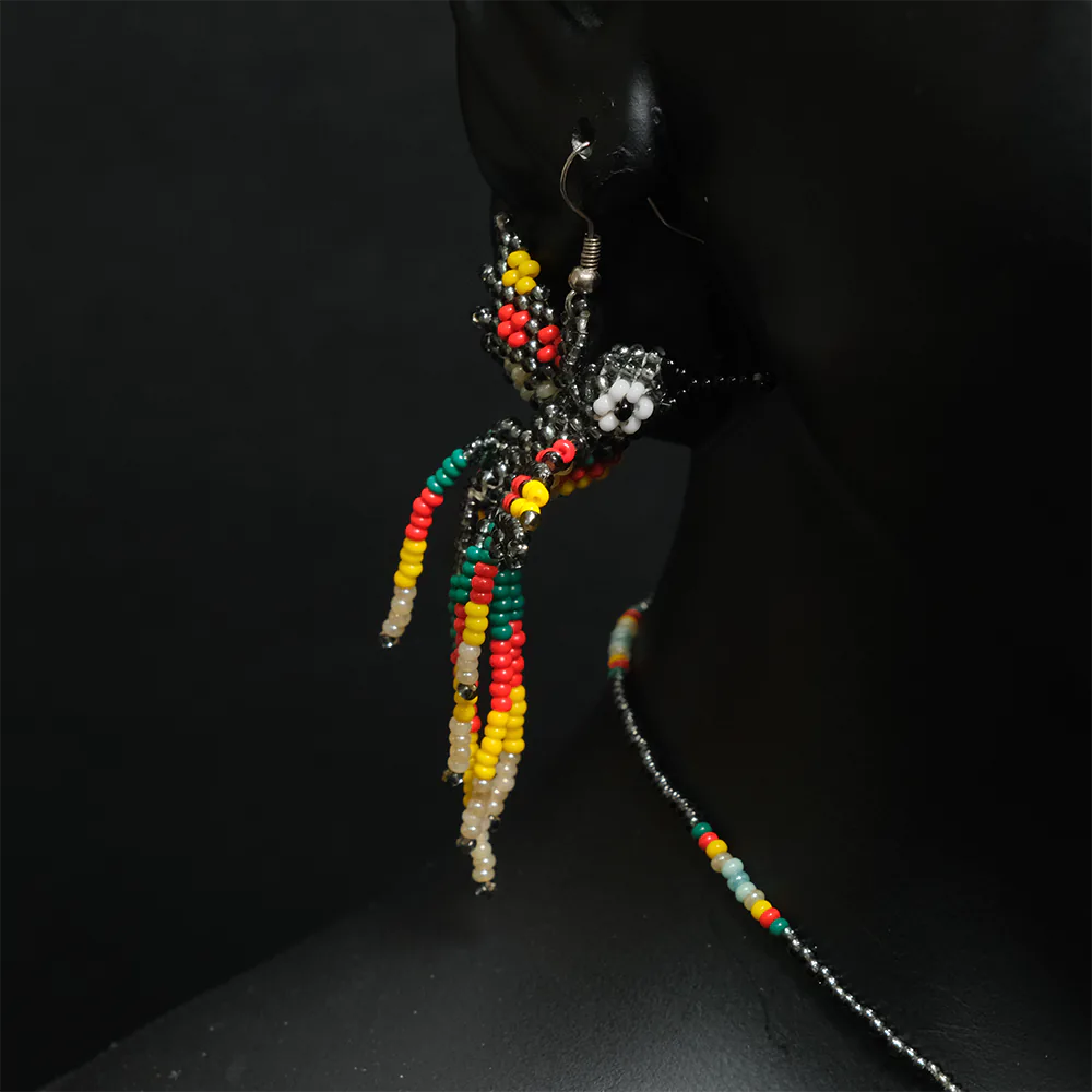 Juego Artesanal Colibri Gris Multicolor Collar y Aretes en Mostacilla C2-13