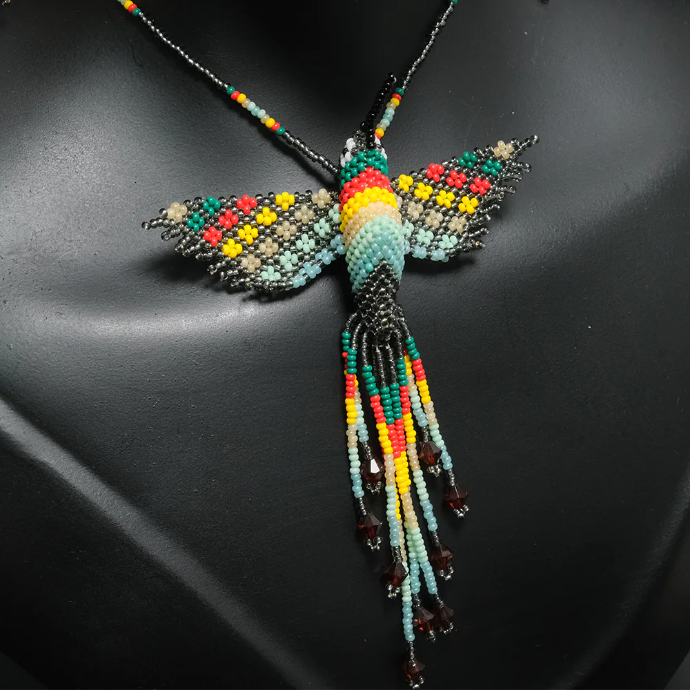 Juego Artesanal Colibri Gris Multicolor Collar y Aretes en Mostacilla C2-13