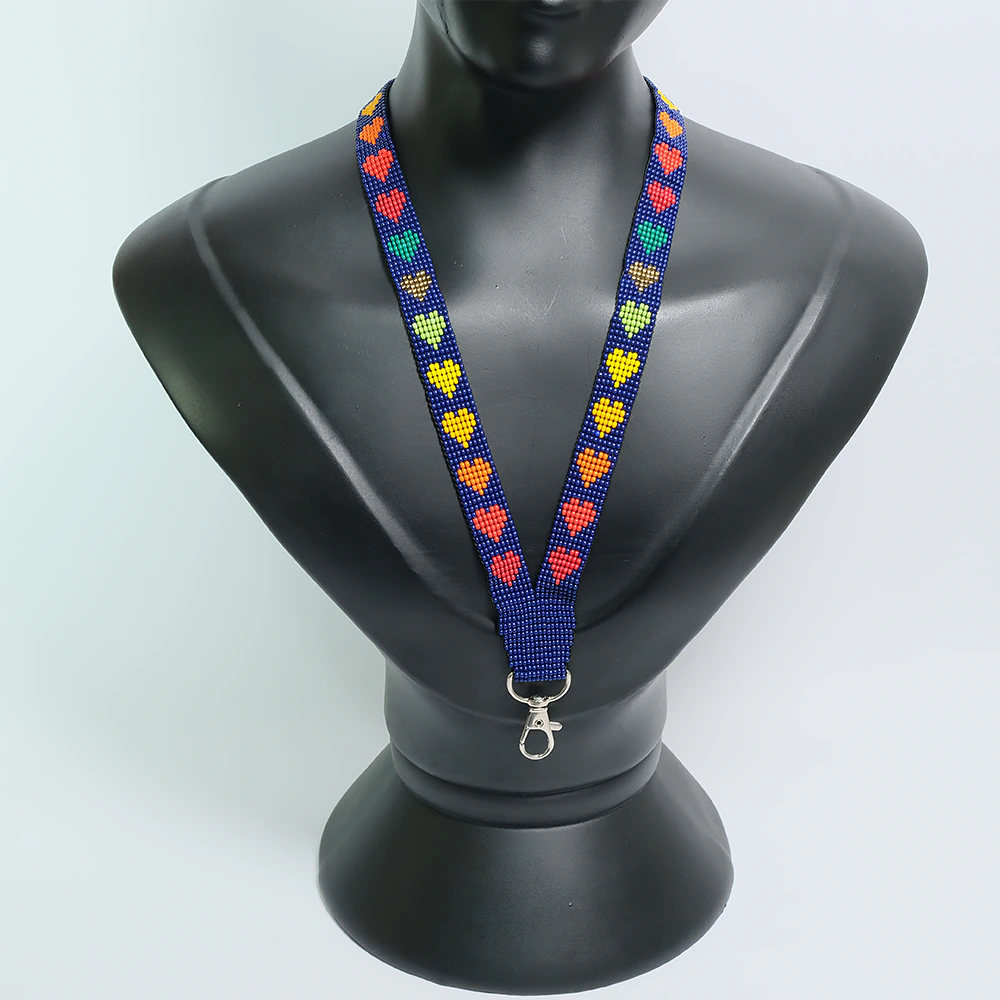 Midnight Prism Luxe Lanyard – Tira Carnet Artesanal Azul con Corazones Multicolor Tejida en Mostacilla para Credencial y Llaves C6-17