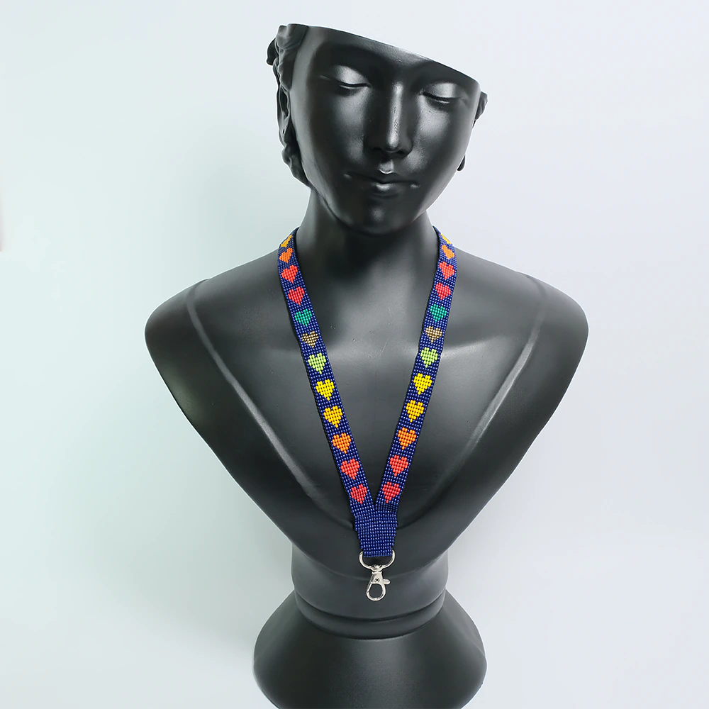 Midnight Prism Luxe Lanyard – Tira Carnet Artesanal Azul con Corazones Multicolor Tejida en Mostacilla para Credencial y Llaves C6-17