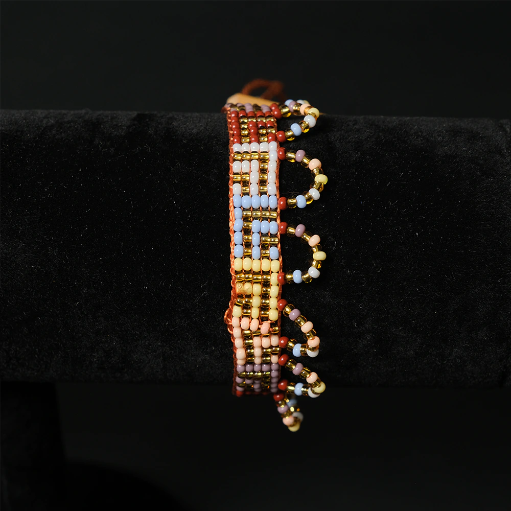Pulsera Artesanal en Mostacilla Diseño Geometrico con Detalle Dorad C7-03