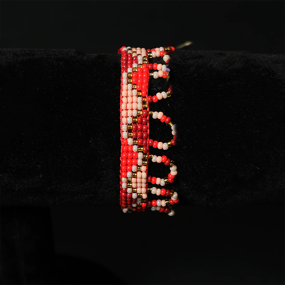 Pulsera artesanal de mostacillas Perla Carmesi rojo blanco dorado boho elegante ajustable hecha a mano C7-08