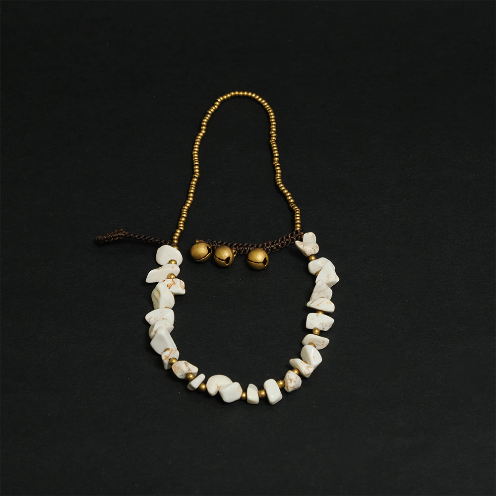 Ivory Nomad Luxe Bracelet – Tobillera Artesanal de Piedra Natural Blanca con Detalles Dorados Ajustable Estilo Boho C8-02