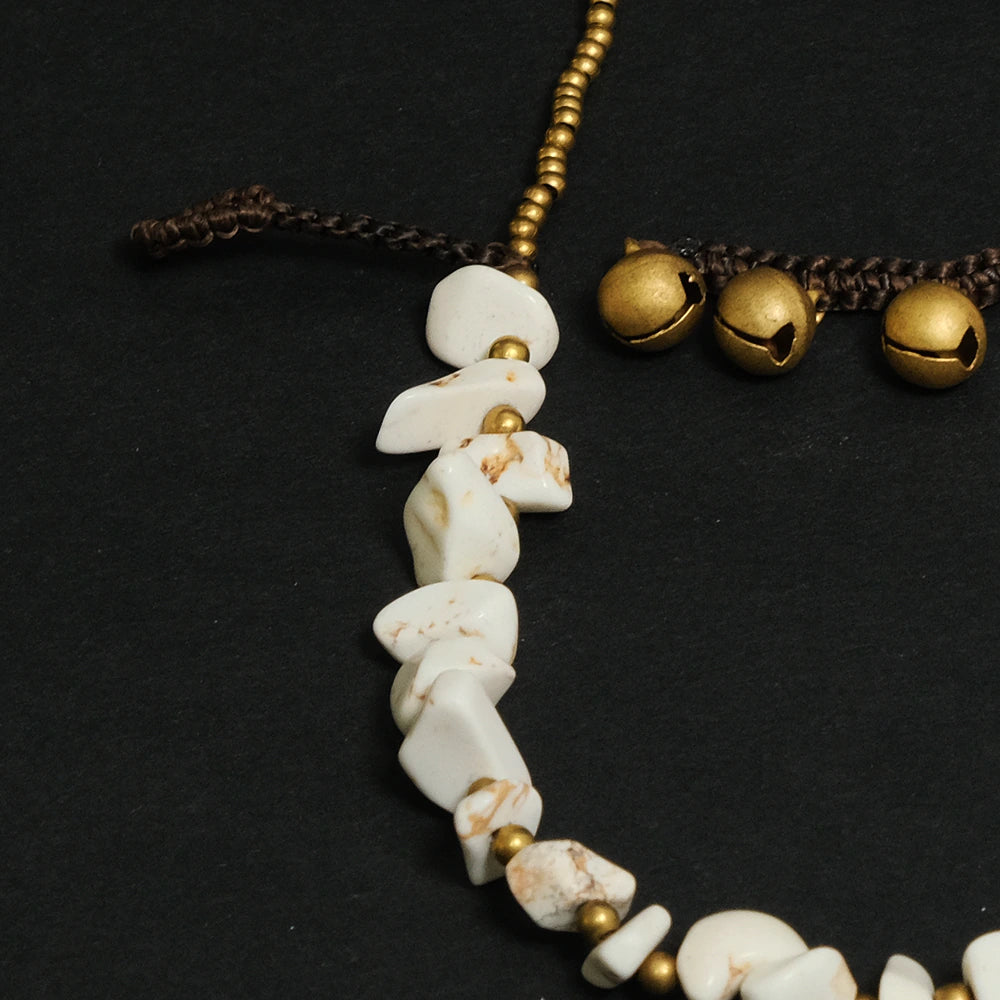 Ivory Nomad Luxe Bracelet – Tobillera Artesanal de Piedra Natural Blanca con Detalles Dorados Ajustable Estilo Boho C8-02