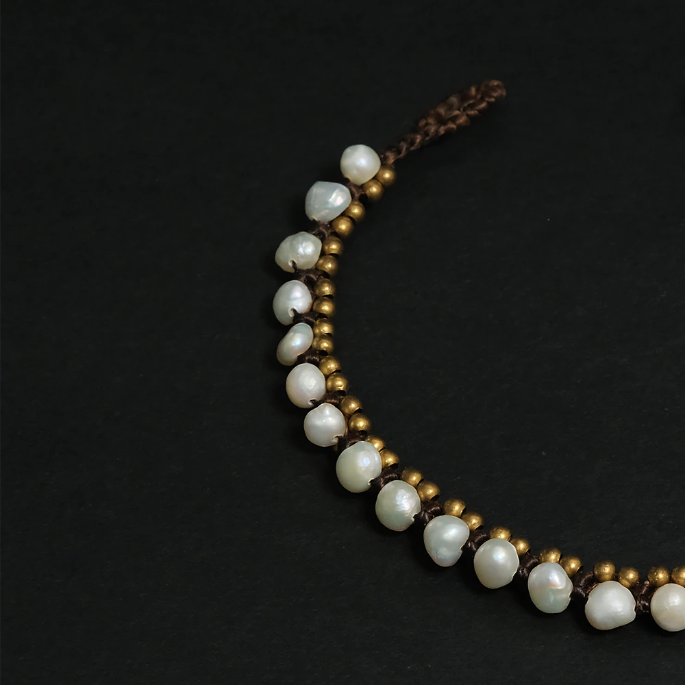 Ivory Glow Stone Bracelet – Tobillera Blanca de Piedra Natural Ajustable con Detalles Dorados Estilo Boho C8-11
