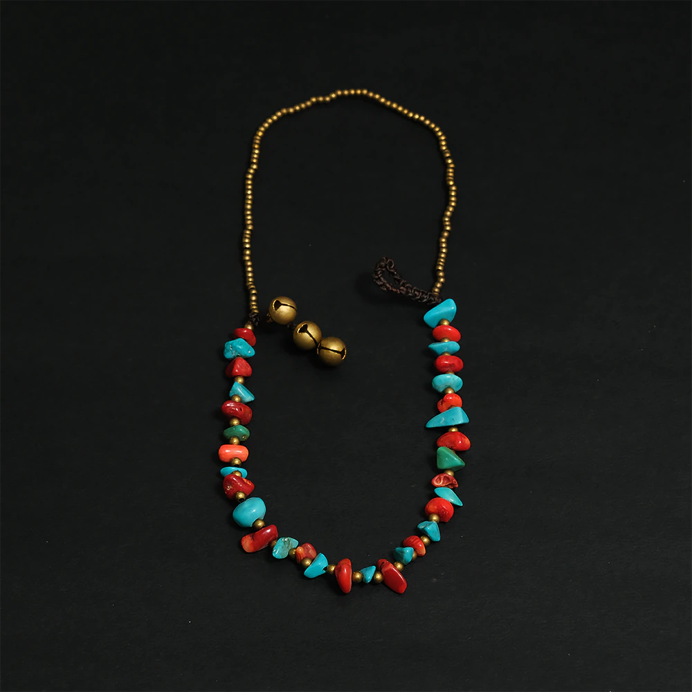Coral Breeze Gem Bracelet – Tobillera Roja y Turquesa de Piedra Natural Ajustable con Detalles Dorados Estilo Boho C8-13