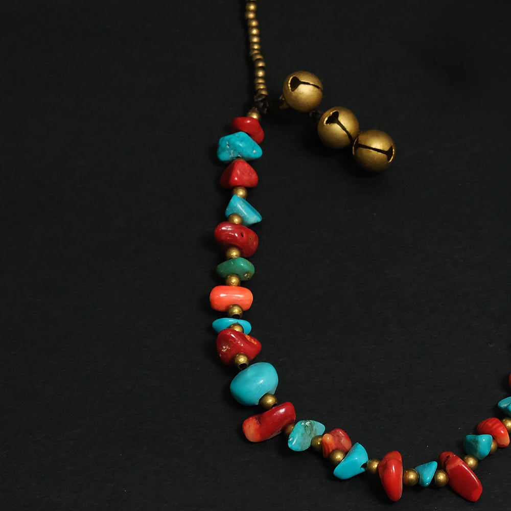 Coral Breeze Gem Bracelet – Tobillera Roja y Turquesa de Piedra Natural Ajustable con Detalles Dorados Estilo Boho C8-13