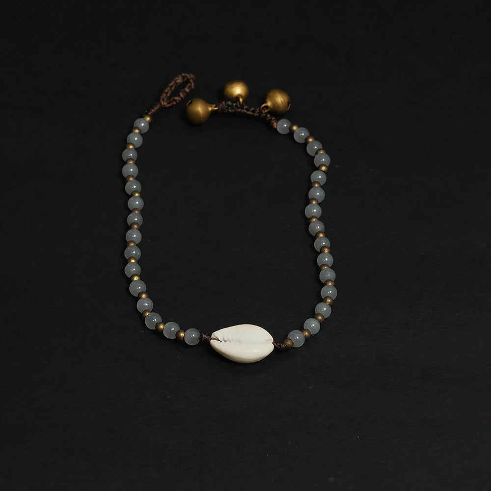 Ocean Whisper Shell Bracelet – Tobillera Gris de Piedra Natural Ajustable con Concha Marina y Detalles Dorados Estilo Boho C8-14