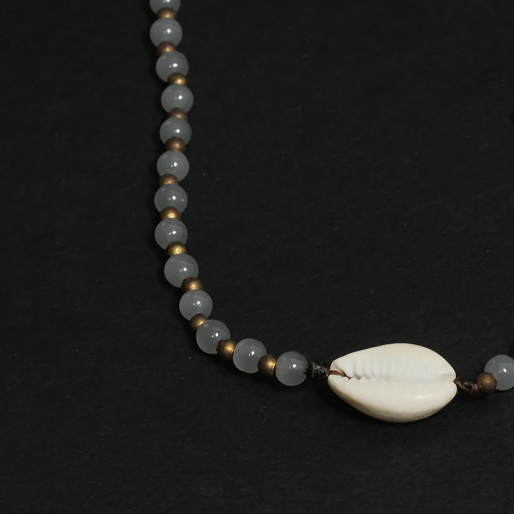 Ocean Whisper Shell Bracelet – Tobillera Gris de Piedra Natural Ajustable con Concha Marina y Detalles Dorados Estilo Boho C8-14