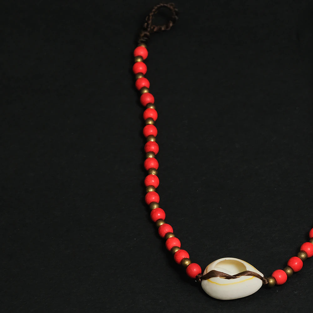 Scarlet Shell Anklet – Tobillera Roja con Caracol Natural Ajustable Estilo Boho con Detalles Dorados C8-16