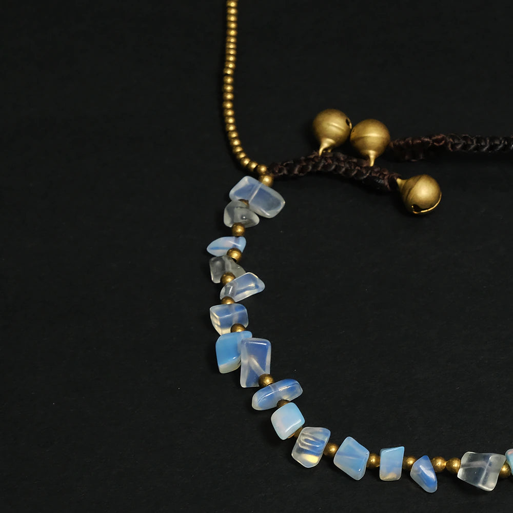 Moonlight Glow Anklet – Tobillera de Piedra Natural Opalina con Detalles Dorados Ajustable C8-21