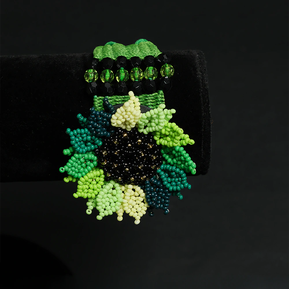 Pulsera Flor Esmeralda – Tejida a Mano en Mostacilla C9-03