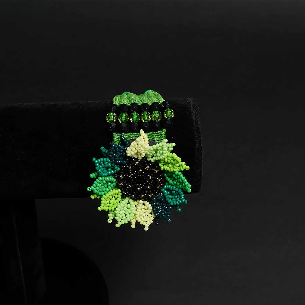 Pulsera Flor Esmeralda – Tejida a Mano en Mostacilla C9-03