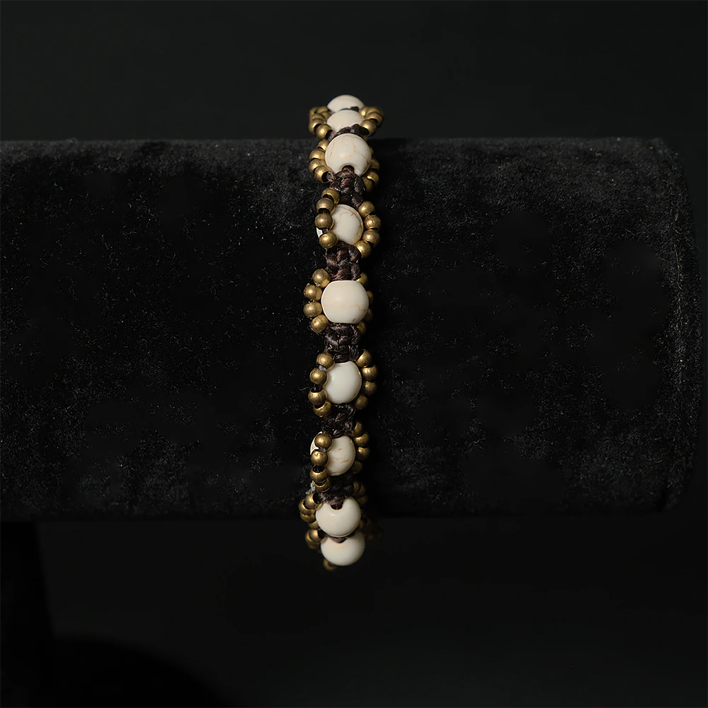 Pulsera Artesanal Tejida con Cuentas Blancas y Detalles Dorados D4-01