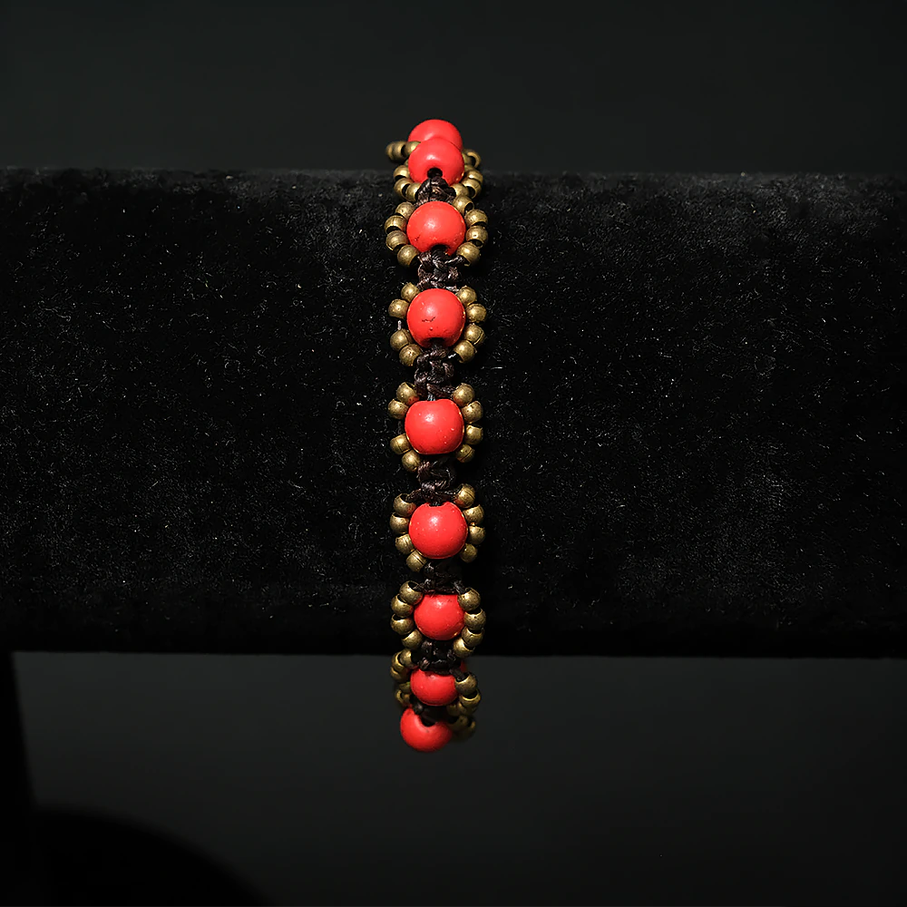 Pulsera Artesanal Roja con Detalles Dorados D4-04