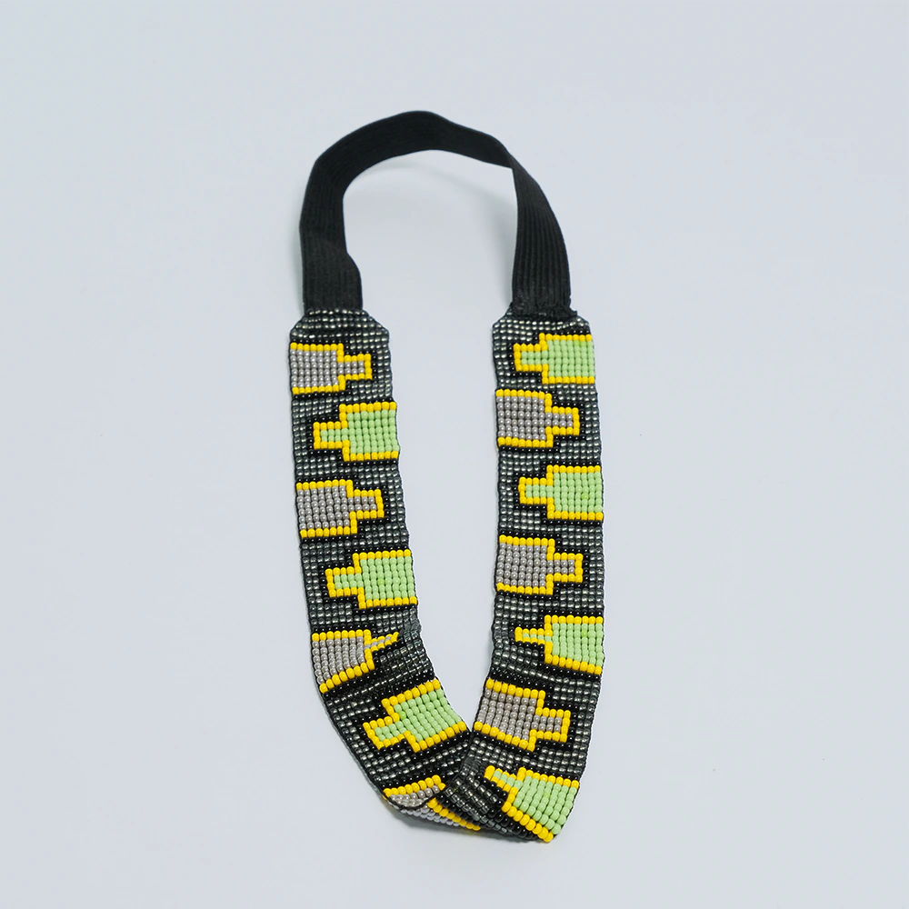 Balaca Premium Urban Arrow Beads Gris y Amarillo en Chaquira | Accesorio Artesanal Moderno D6-07