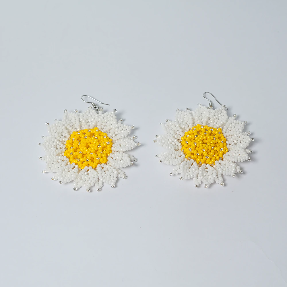 Aretes Premium White Daisy Bloom en Mostacilla Artesanal Elegante D9-03