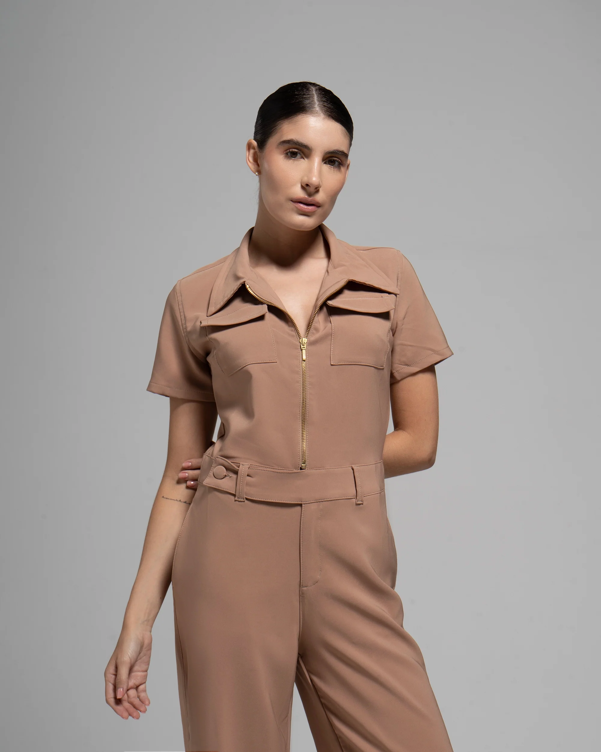 UPFEMME ENTERIZO MANGA CORTA EN DRILL NUDE REF UP-1729