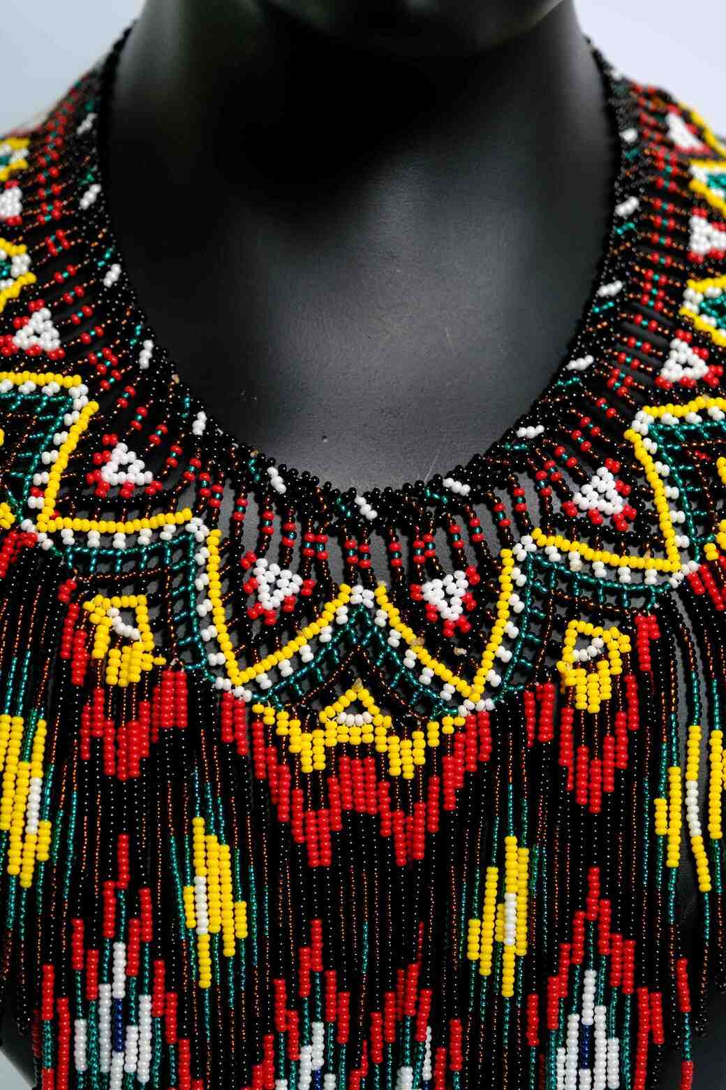 Luna Jaguar Collar etnico largo en chaquiras con flecos multicolor diseno geometrico handmade statement A2-01