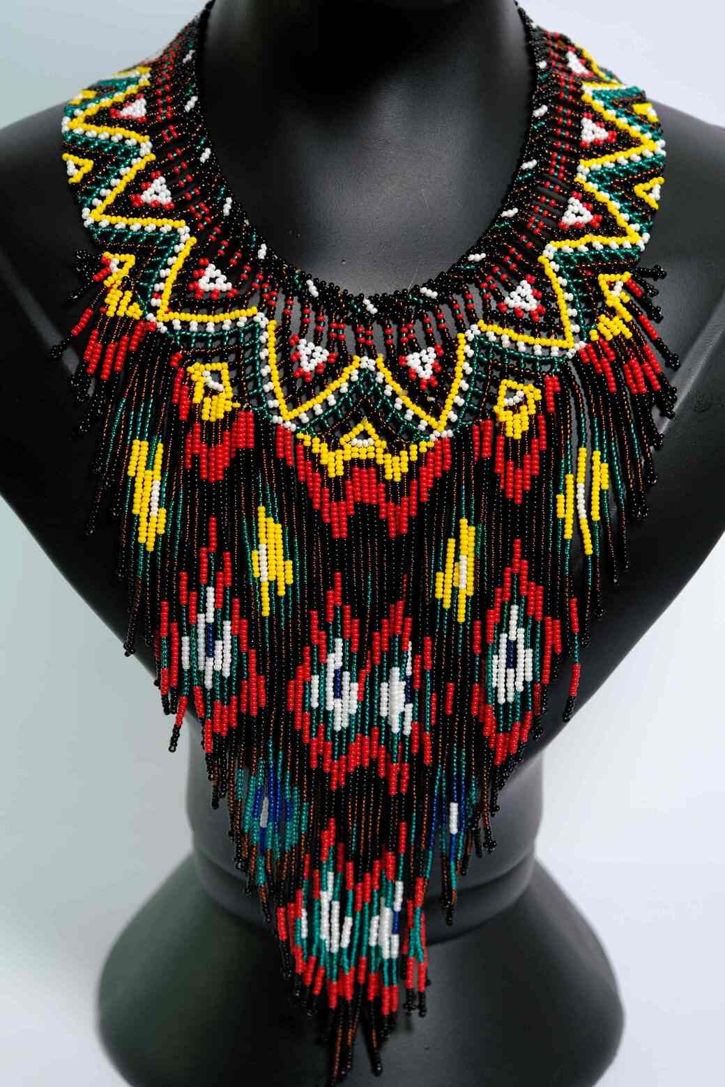Luna Jaguar Collar etnico largo en chaquiras con flecos multicolor diseno geometrico handmade statement A2-01