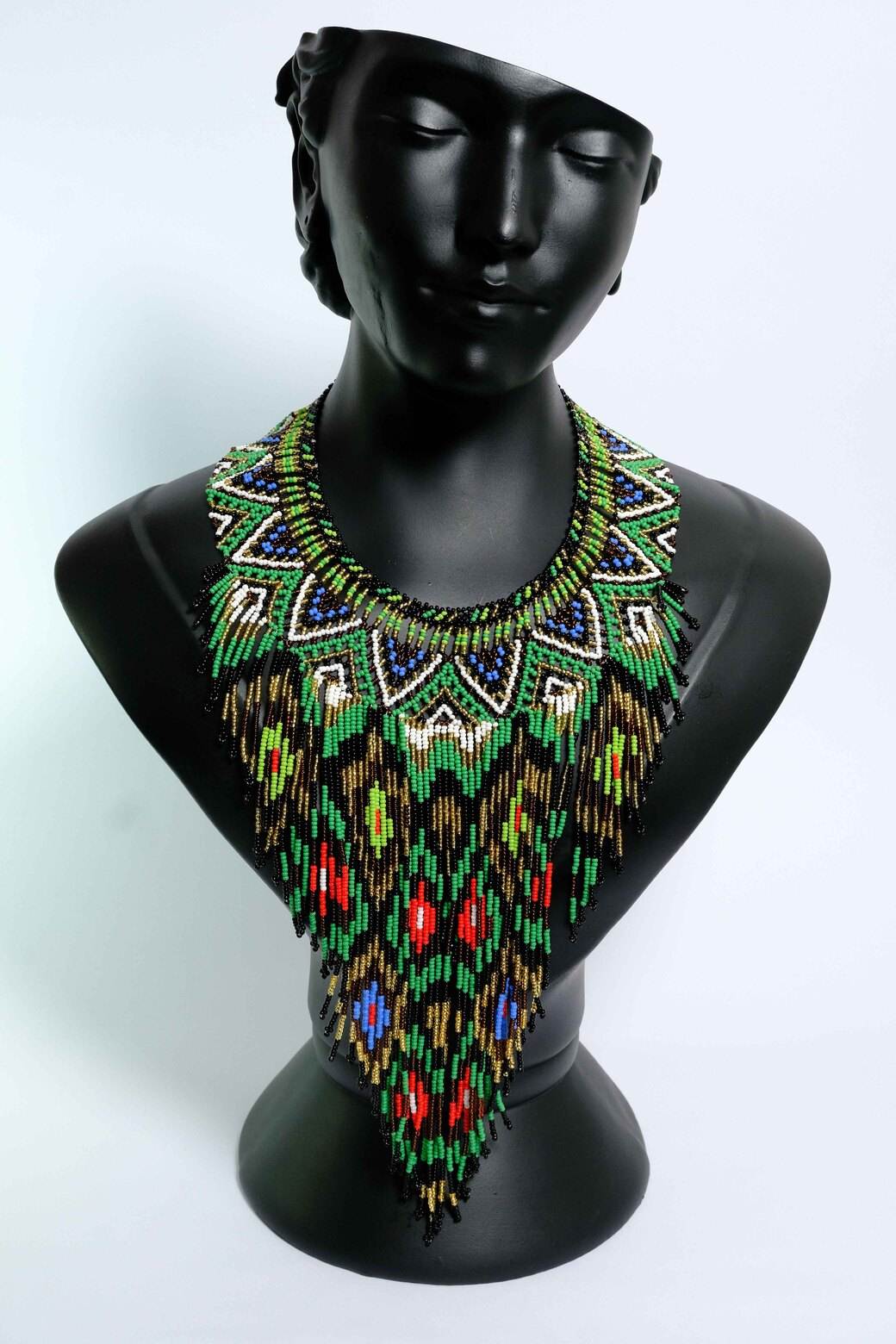 Selva Esmeralda Collar etnico largo en chaquiras con flecos verde diseno geometrico handmade statement A2-02