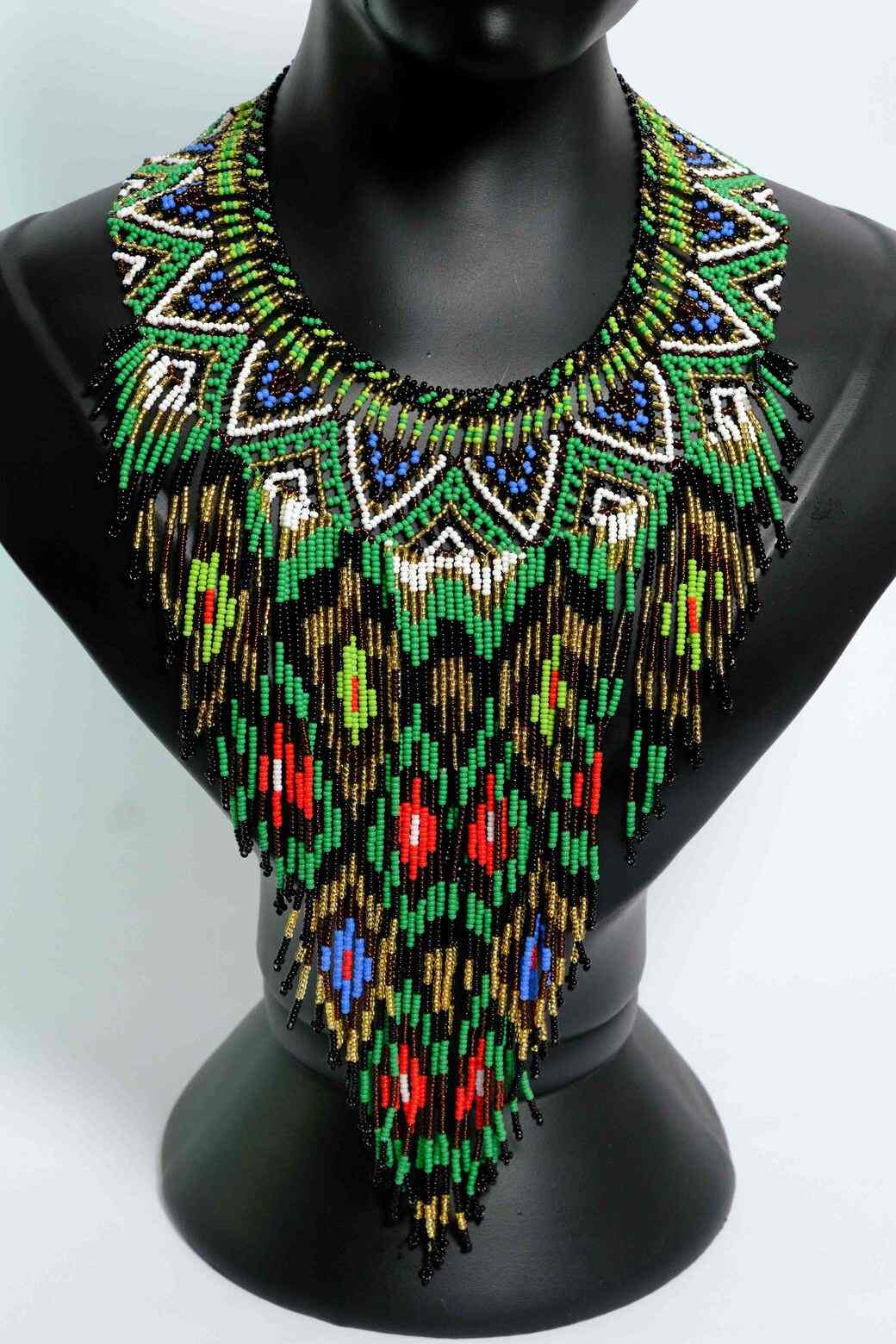 Selva Esmeralda Collar etnico largo en chaquiras con flecos verde diseno geometrico handmade statement A2-02
