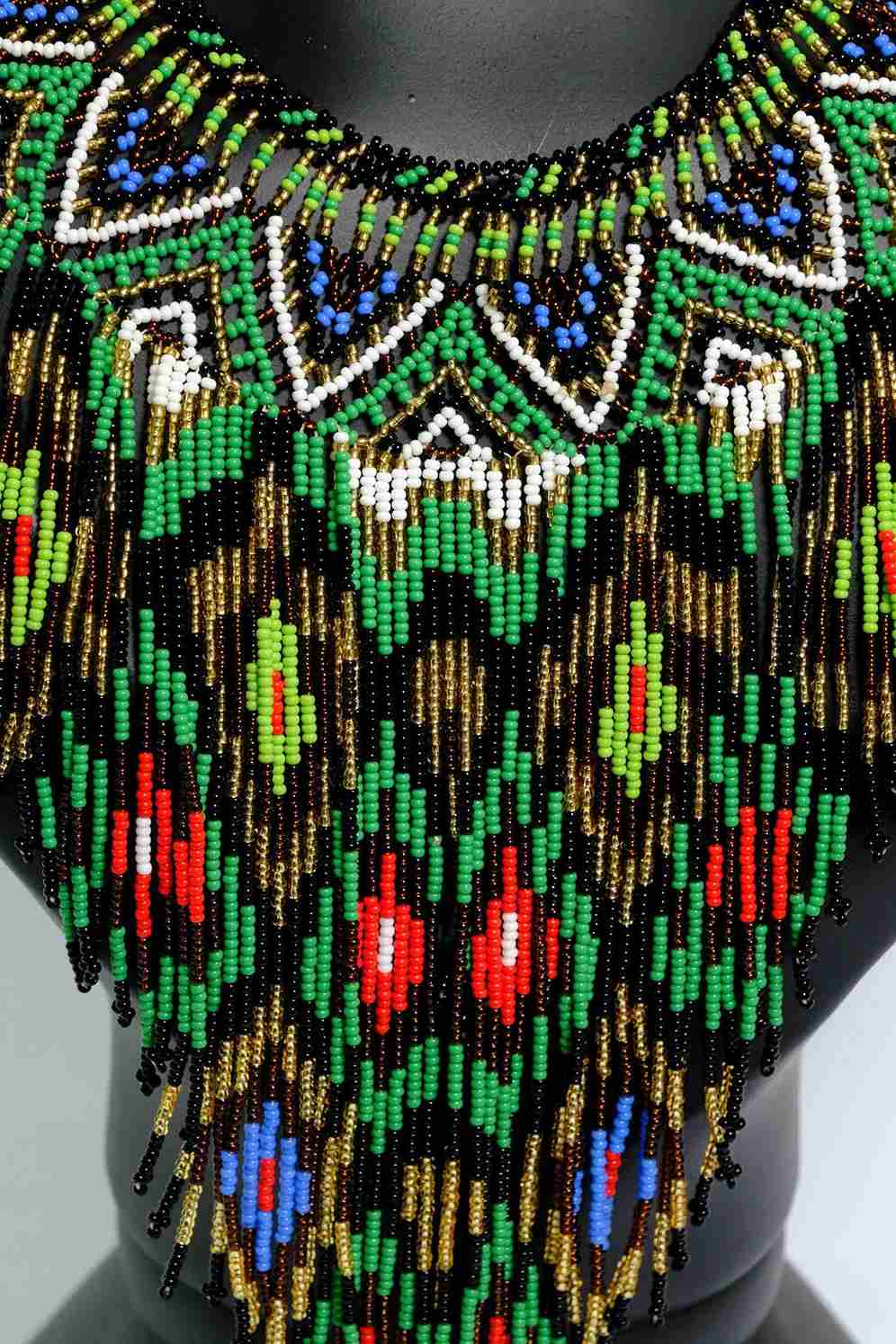 Selva Esmeralda Collar etnico largo en chaquiras con flecos verde diseno geometrico handmade statement A2-02