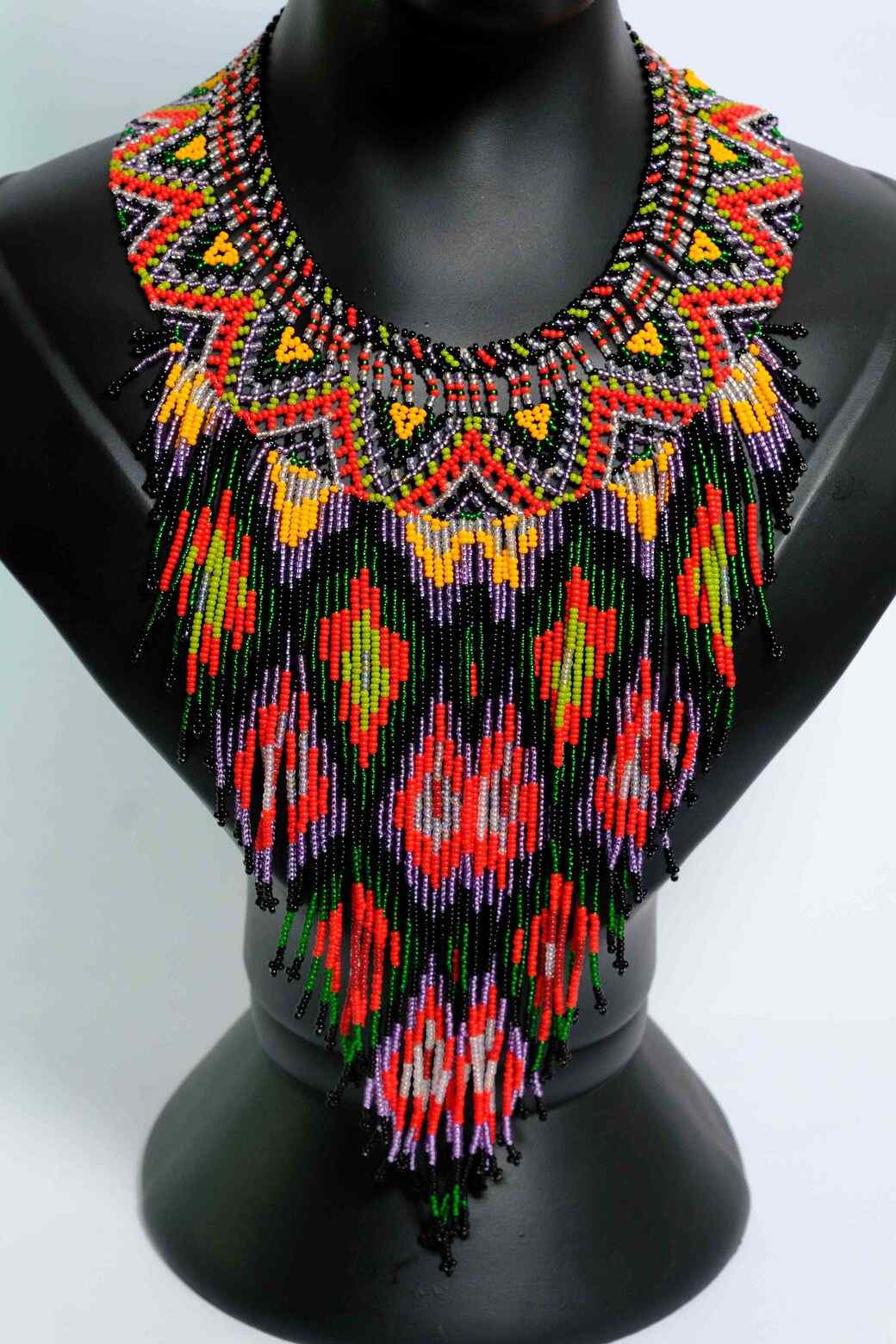 Fuego Tribal Collar etnico largo en chaquiras con flecos multicolor diseno geometrico handmade statement A2-03