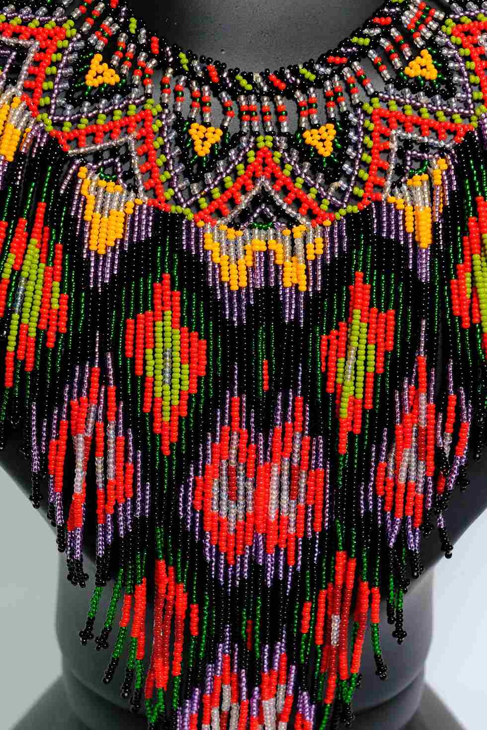 Fuego Tribal Collar etnico largo en chaquiras con flecos multicolor diseno geometrico handmade statement A2-03