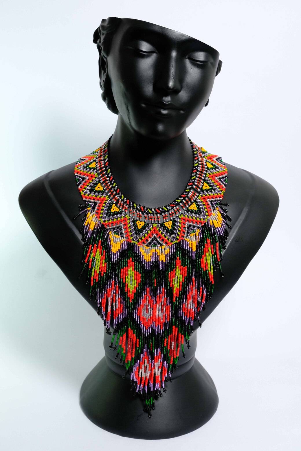 Fuego Tribal Collar etnico largo en chaquiras con flecos multicolor diseno geometrico handmade statement A2-03
