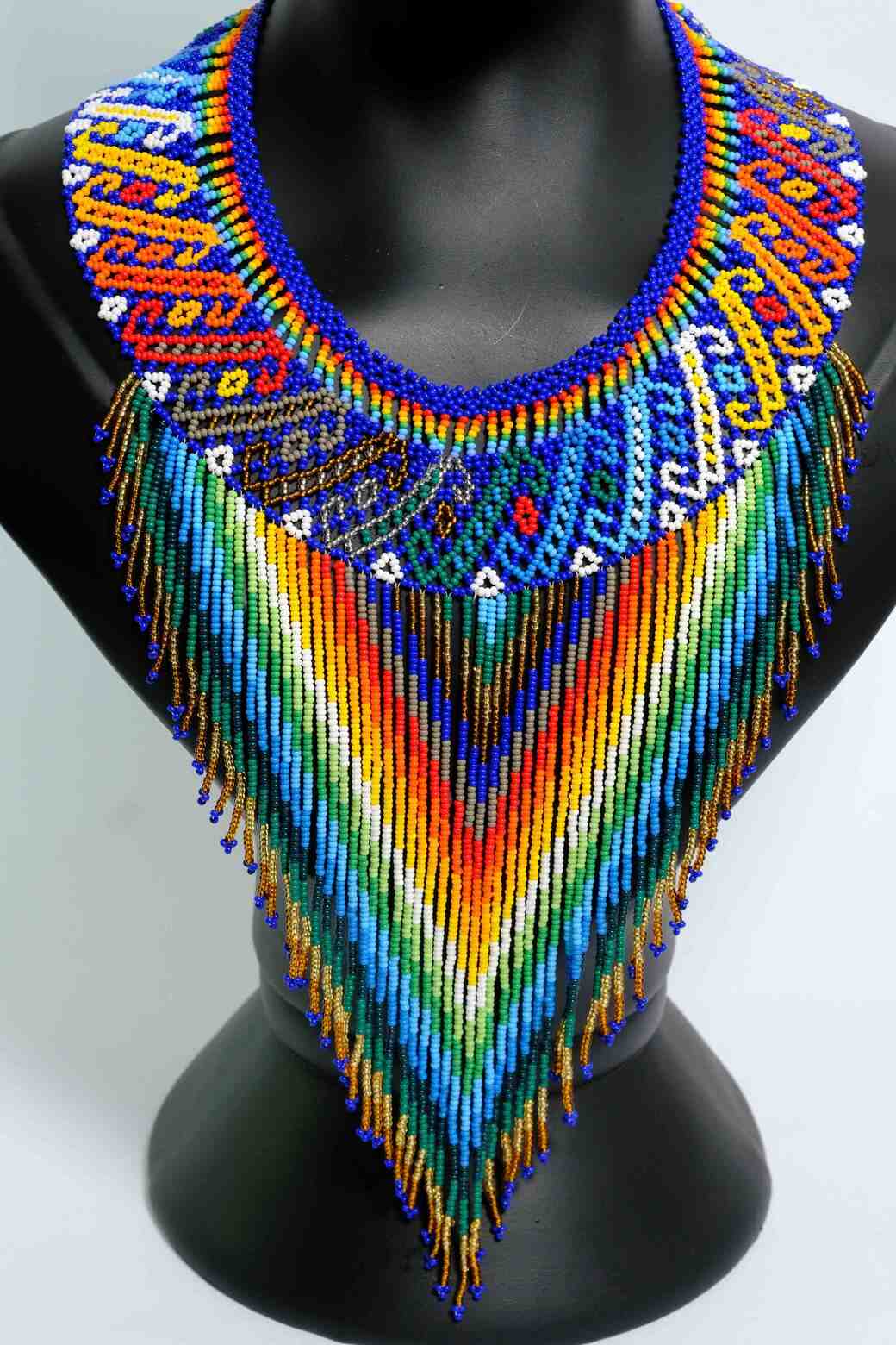 Aurora Caribe Collar etnico largo en chaquiras con flecos arcoiris diseno geometrico handmade statement A2-04