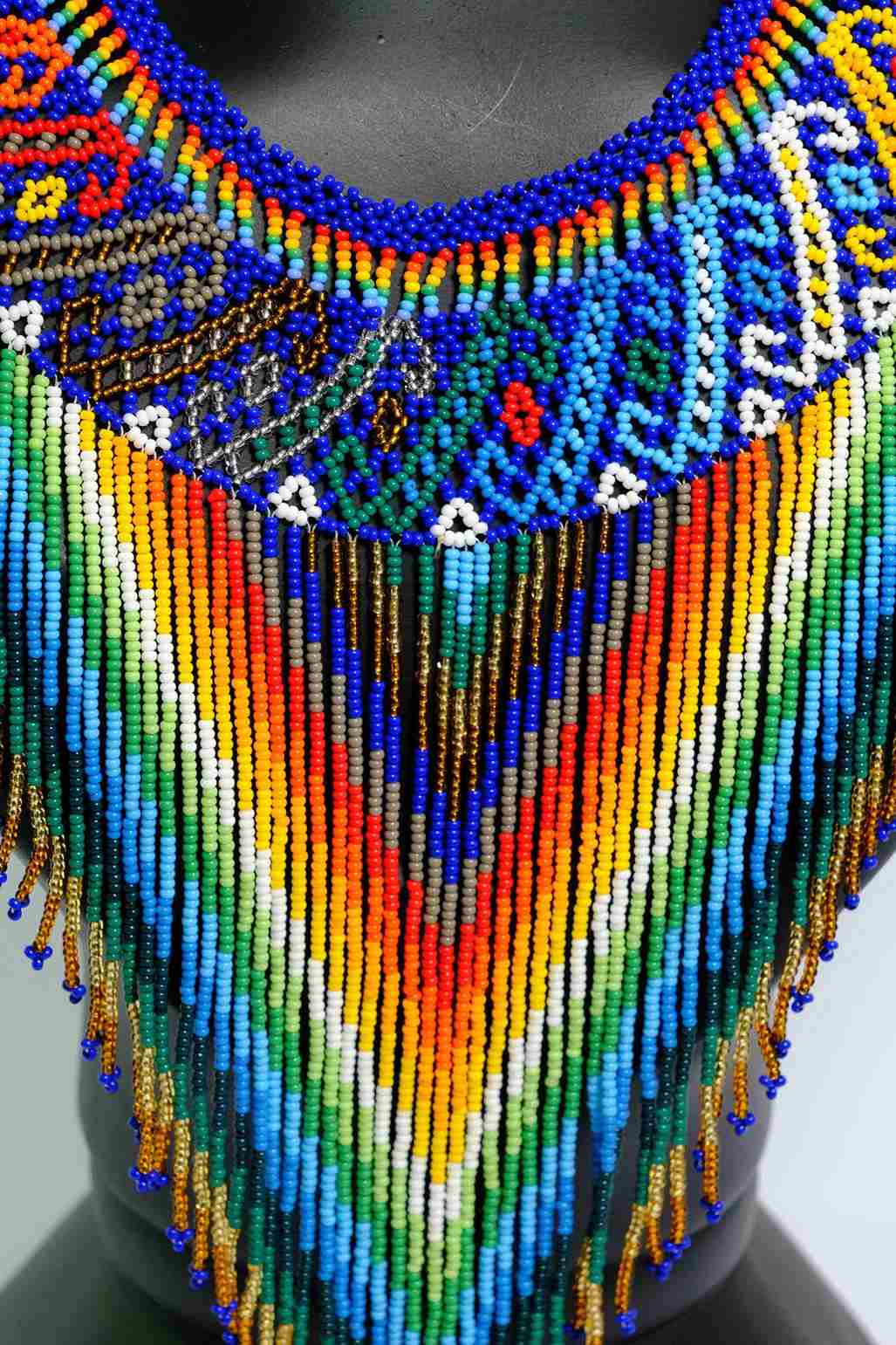 Aurora Caribe Collar etnico largo en chaquiras con flecos arcoiris diseno geometrico handmade statement A2-04