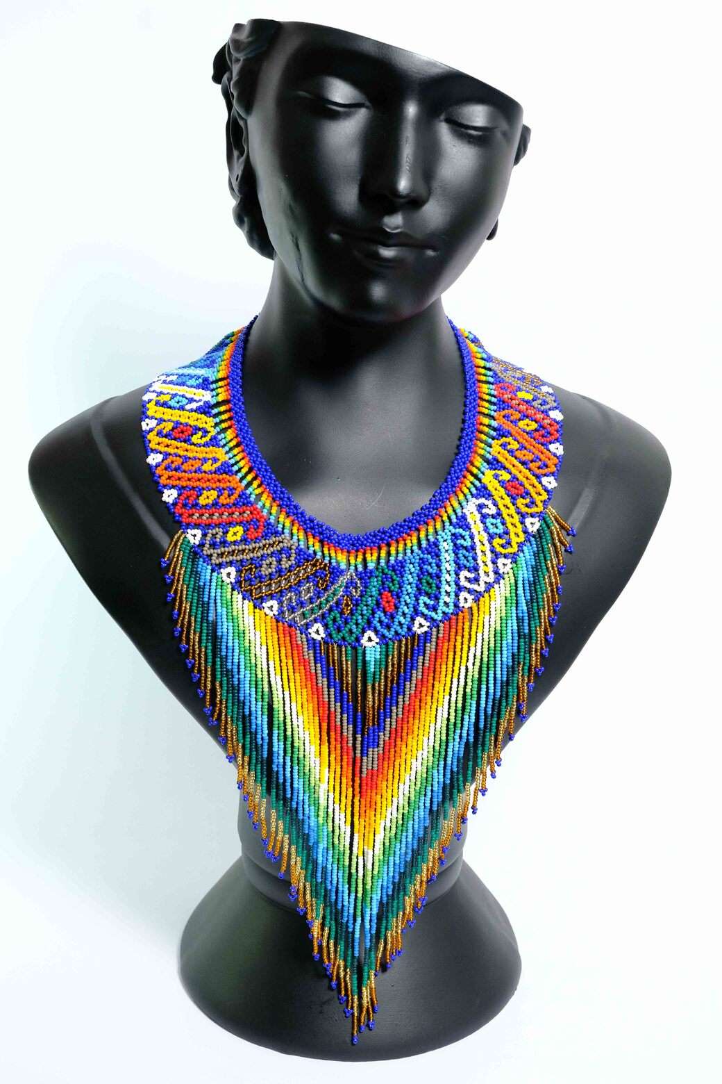 Aurora Caribe Collar etnico largo en chaquiras con flecos arcoiris diseno geometrico handmade statement A2-04