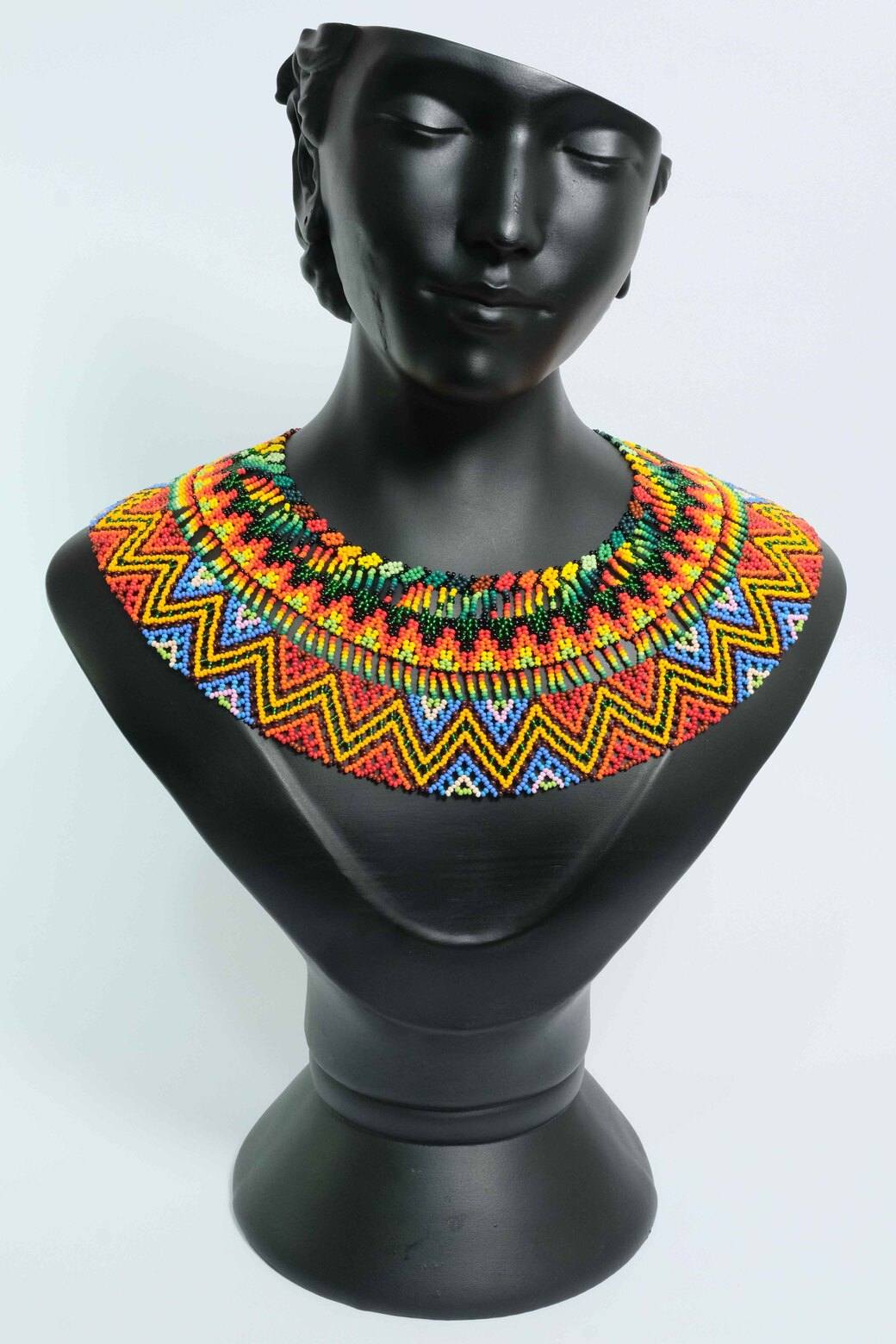 Zafiro Ancestral – Collar etnico Multicolor en Chaquiras con Diseño Zigzag | Gargantilla Babero Artesanal A1-04
