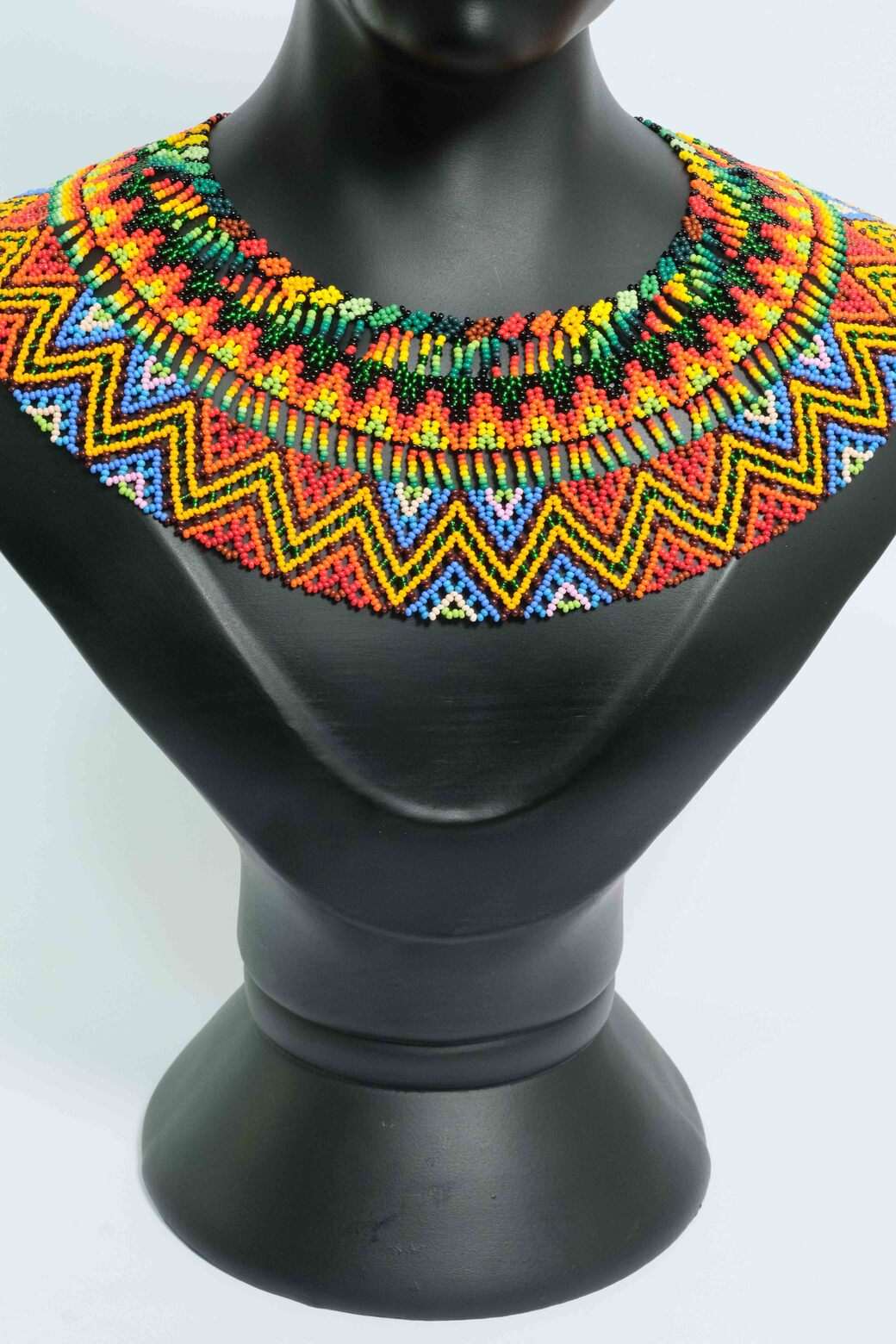Zafiro Ancestral – Collar etnico Multicolor en Chaquiras con Diseño Zigzag | Gargantilla Babero Artesanal A1-04
