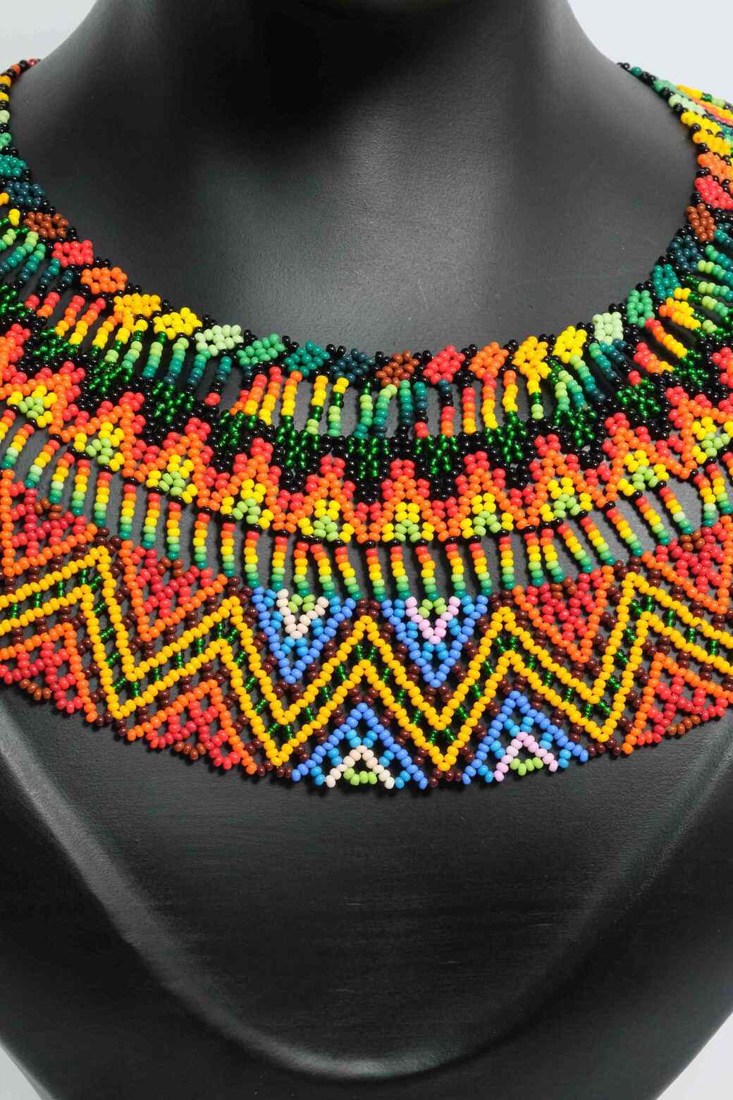 Zafiro Ancestral – Collar etnico Multicolor en Chaquiras con Diseño Zigzag | Gargantilla Babero Artesanal A1-04