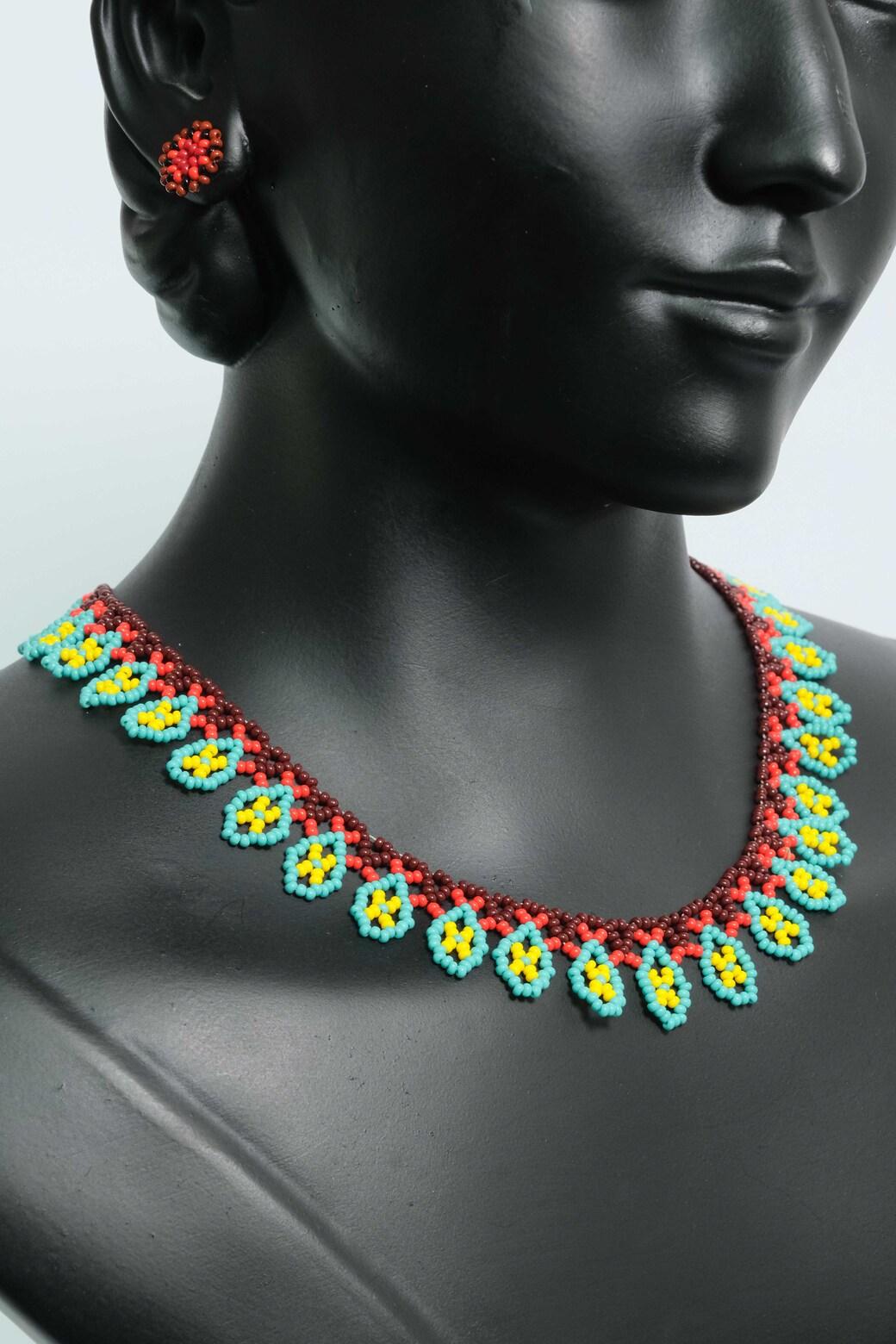 Laguna Coral Collar etnico artesanal en chaquiras turquesa y rojo diseno floral tipo gargantilla handmade statement A6-04