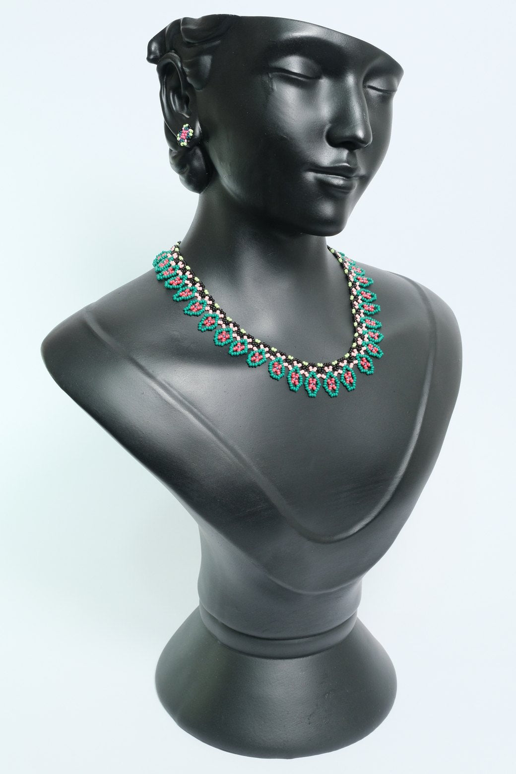 Rosa Esmeralda Collar etnico artesanal en chaquiras verde y rosa diseno floral tipo gargantilla handmade statement A6-02