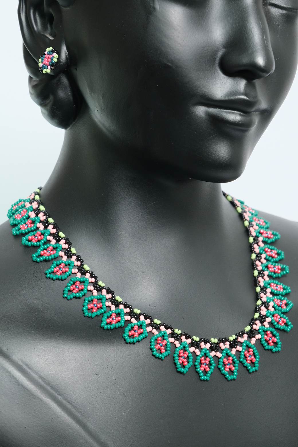 Rosa Esmeralda Collar etnico artesanal en chaquiras verde y rosa diseno floral tipo gargantilla handmade statement A6-02